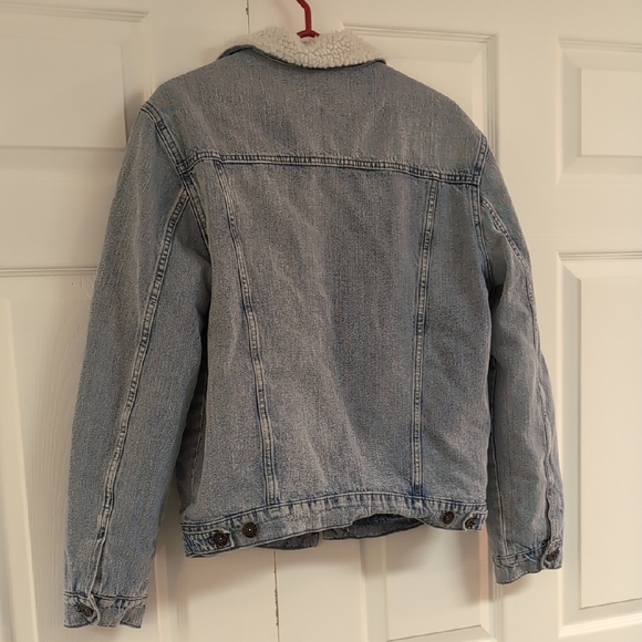 GUESS Light Blue Denim Jacket with White Sherpa Lining - Picture 4 of 7